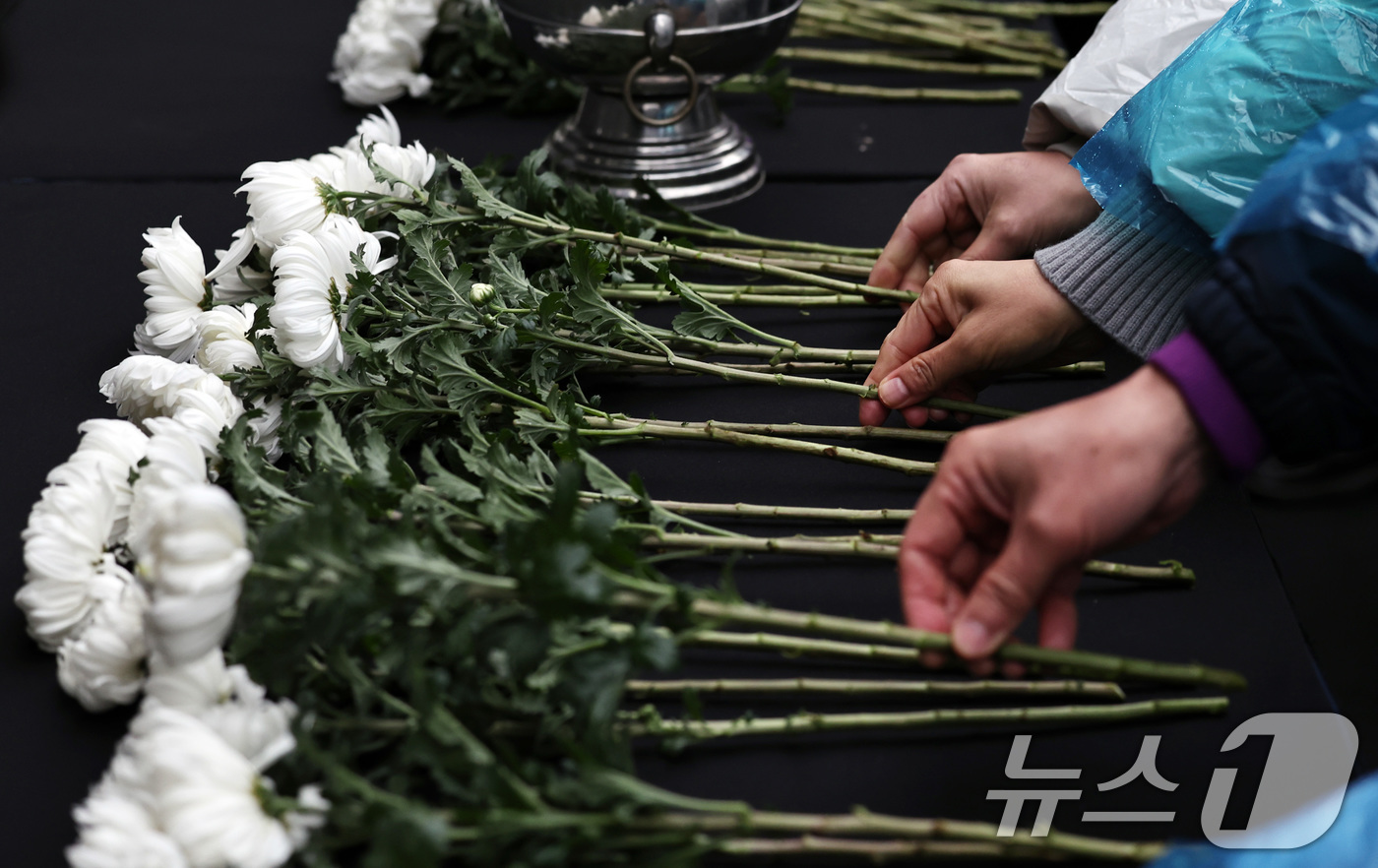 (서울=뉴스1) 구윤성 기자 = 20일 오후 서울 종로구 보신각 앞에서 열린 '12·29 무안공항 제주항공 여객기 참사 1주기 전국 시민 추모대회'에서 추모객들이 헌화하고 있다. …