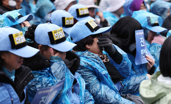 눈물 훔치는 제주항공 참사 유가족들