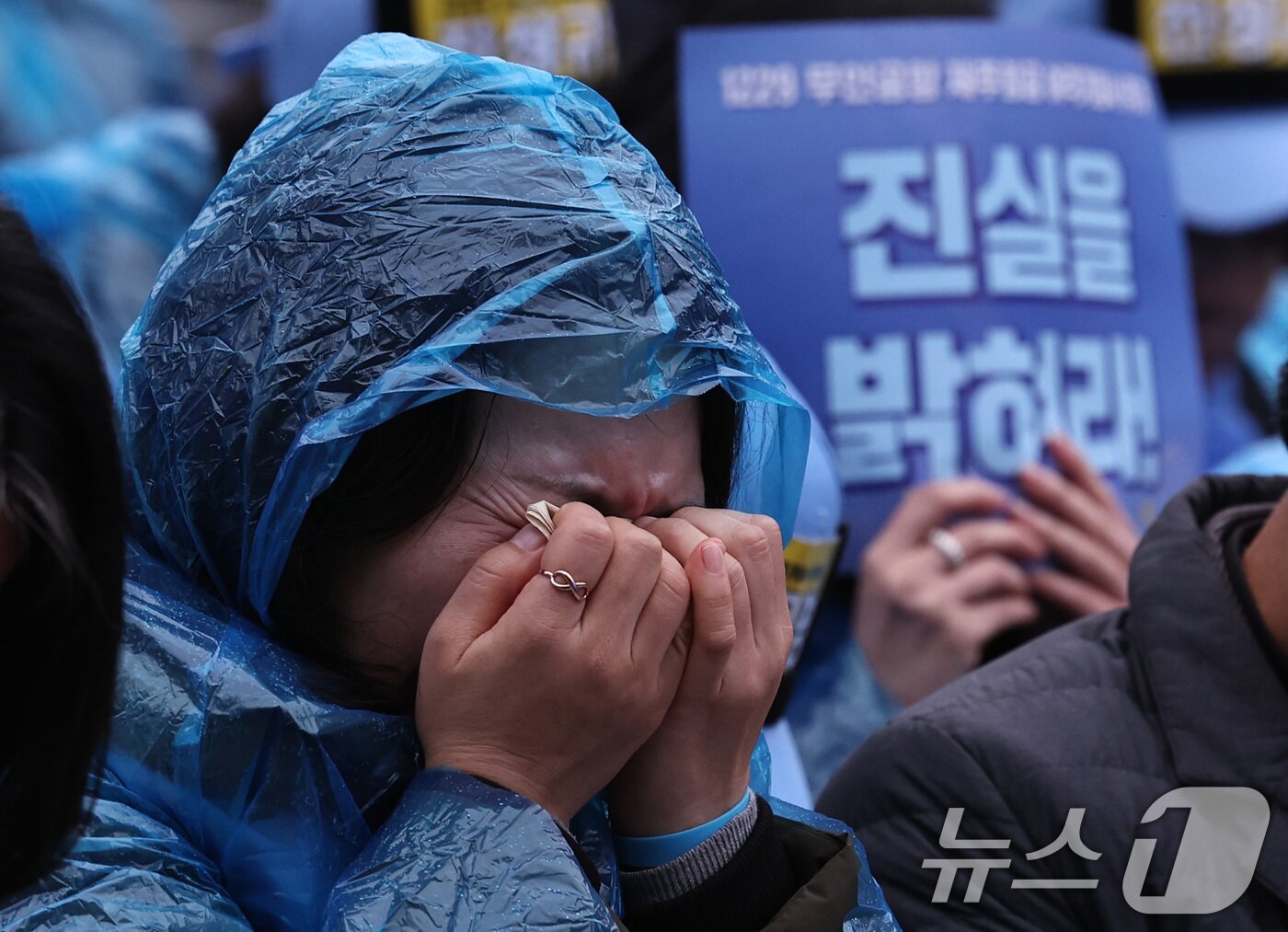본문 이미지 - 20일 오후 서울 종로구 보신각 앞에서 열린 '12·29 무안공항 제주항공 여객기 참사 1주기 전국 시민 추모대회'에서 여객기 참사 유가족들이 눈물을 닦고 있다. 2025.12.20/뉴스1 ⓒ News1 구윤성 기자