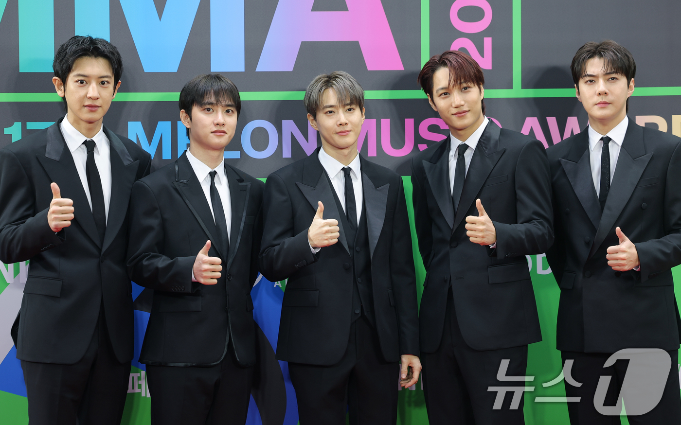 (서울=뉴스1) 권현진 기자 = 그룹 엑소의 찬열(왼쪽부터)과 디오, 수호, 카이, 세훈이 20일 서울 구로구 고척스카이돔에서 열린 '2025 멜론뮤직어워드(MMA2025)' 레드 …