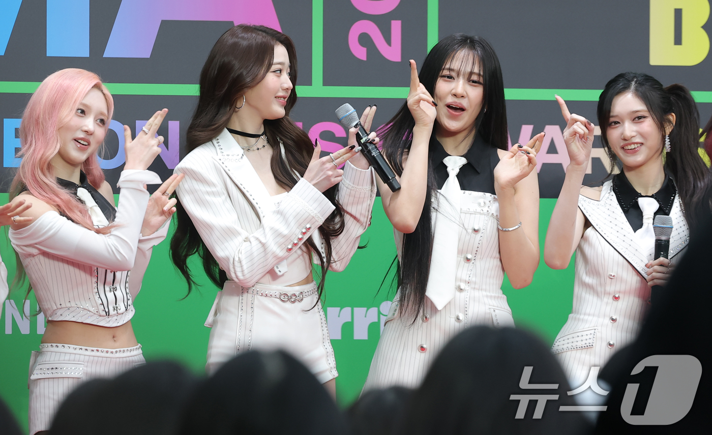 (서울=뉴스1) 권현진 기자 = 그룹 아이브의 가을(왼쪽부터)과 장원영, 안유진, 이서가 20일 서울 구로구 고척스카이돔에서 열린 '2025 멜론뮤직어워드(MMA2025)' 레드카 …