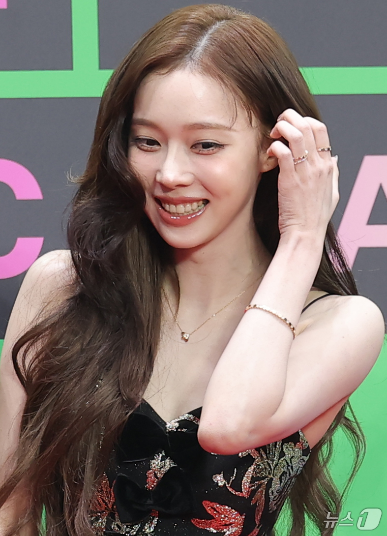 (서울=뉴스1) 권현진 기자 = 에스파 윈터가 20일 서울 구로구 고척스카이돔에서 열린 '2025 멜론뮤직어워드(MMA2025)' 레드카펫 행사에 참석해 미소를 짓고 있다. 202 …