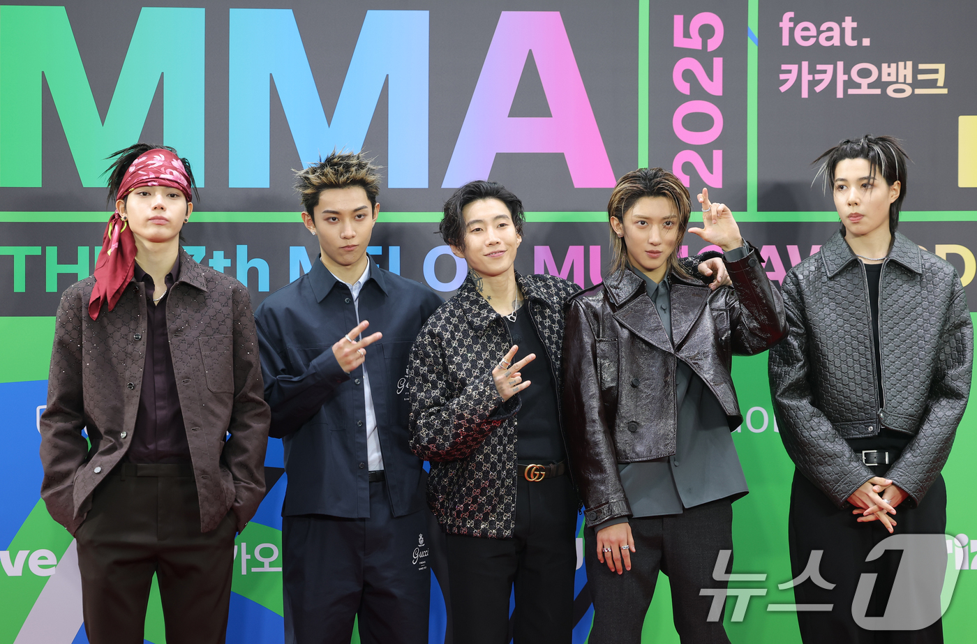 (서울=뉴스1) 권현진 기자 = 가수 박재범(왼쪽 세번째)와 그룹 롱샷이 20일 서울 구로구 고척스카이돔에서 열린 '2025 멜론뮤직어워드(MMA2025)' 레드카펫 행사에 참석해 …
