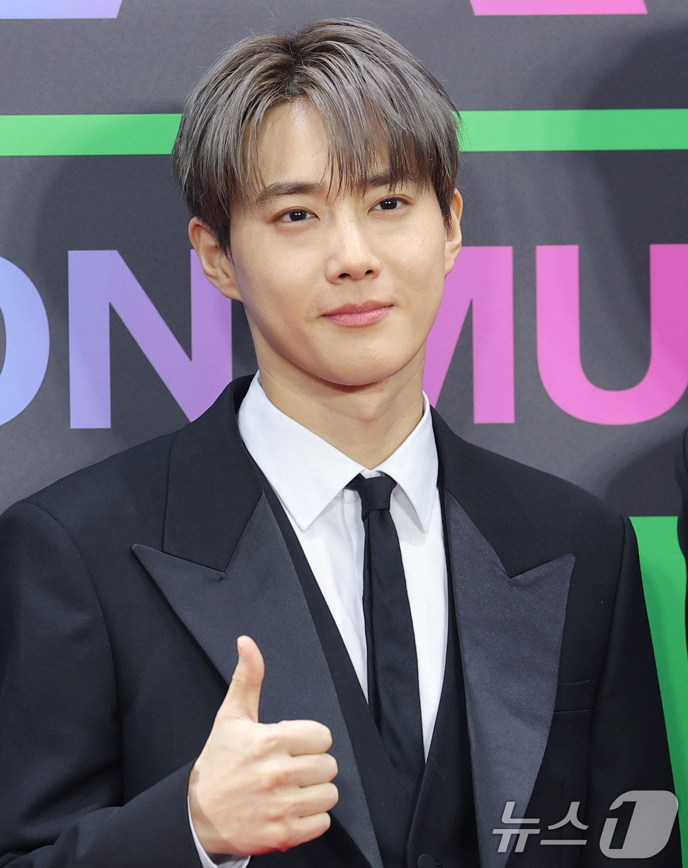 (서울=뉴스1) 권현진 기자 = 그룹 엑소의 수호가 20일 서울 구로구 고척스카이돔에서 열린 '2025 멜론뮤직어워드(MMA2025)' 레드카펫 행사에 참석해 포즈를 하고 있다. …