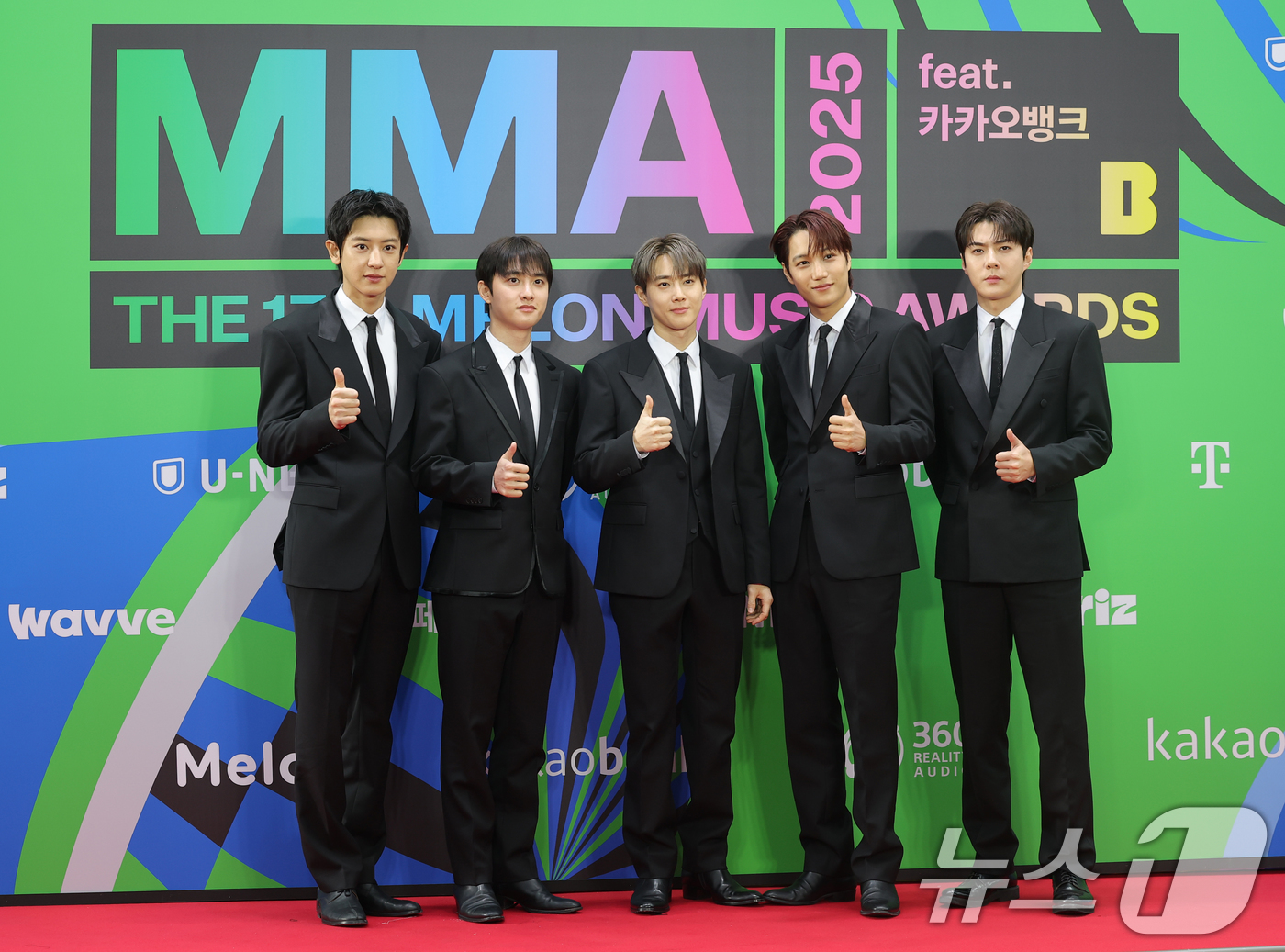 (서울=뉴스1) 권현진 기자 = 그룹 엑소의 찬열(왼쪽부터)과 디오, 수호, 카이, 세훈이 20일 서울 구로구 고척스카이돔에서 열린 '2025 멜론뮤직어워드(MMA2025)' 레드 …