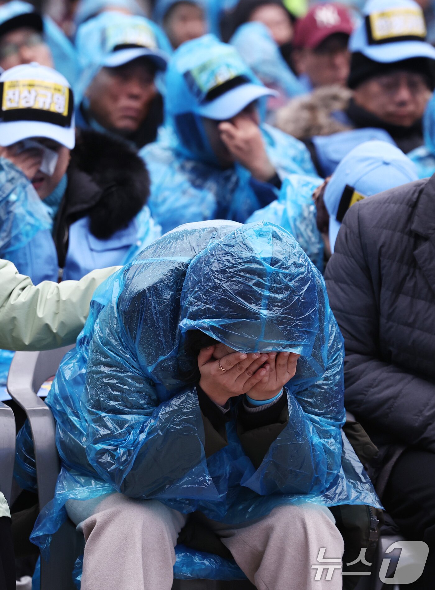 본문 이미지 - 20일 오후 서울 종로구 보신각 앞에서 열린 '12·29 무안공항 제주항공 여객기 참사 1주기 전국 시민 추모대회'에서 여객기 참사 유가족들이 눈물을 흘리고 있다. 2025.12.20/뉴스1 ⓒ News1 구윤성 기자