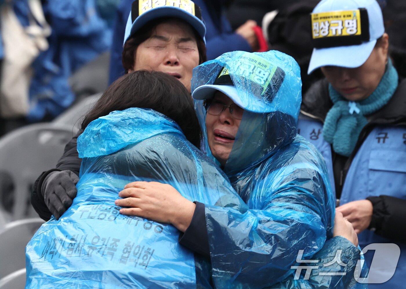 본문 이미지 - 20일 오후 서울 종로구 보신각 앞에서 열린 '12·29 무안공항 제주항공 여객기 참사 1주기 전국 시민 추모대회'에서 여객기 참사 유가족들이 서로 부둥켜 안으며 슬픔을 나누고 있다. 2025.12.20/뉴스1 ⓒ News1 구윤성 기자