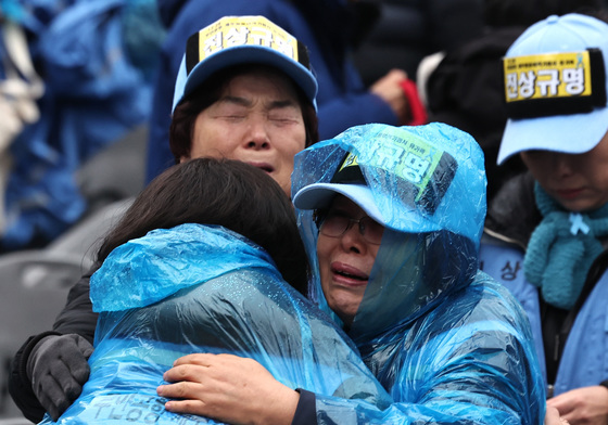 부둥켜 안고 슬픔 나누는 여객기 참사 유가족