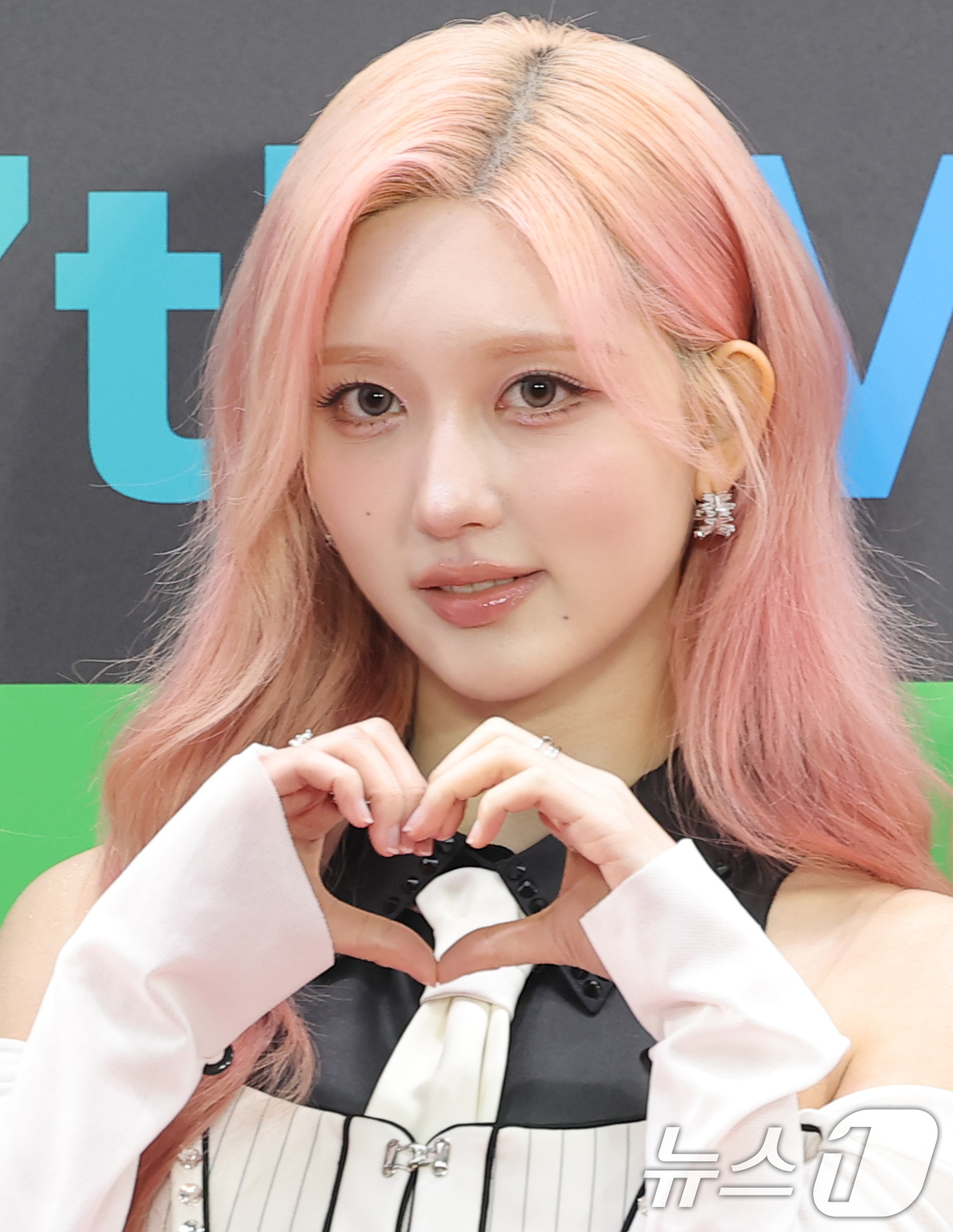 (서울=뉴스1) 권현진 기자 = 그룹 아이브의 가을이 20일 서울 구로구 고척스카이돔에서 열린 '2025 멜론뮤직어워드(MMA2025)' 레드카펫 행사에 참석해 포즈를 하고 있다. …