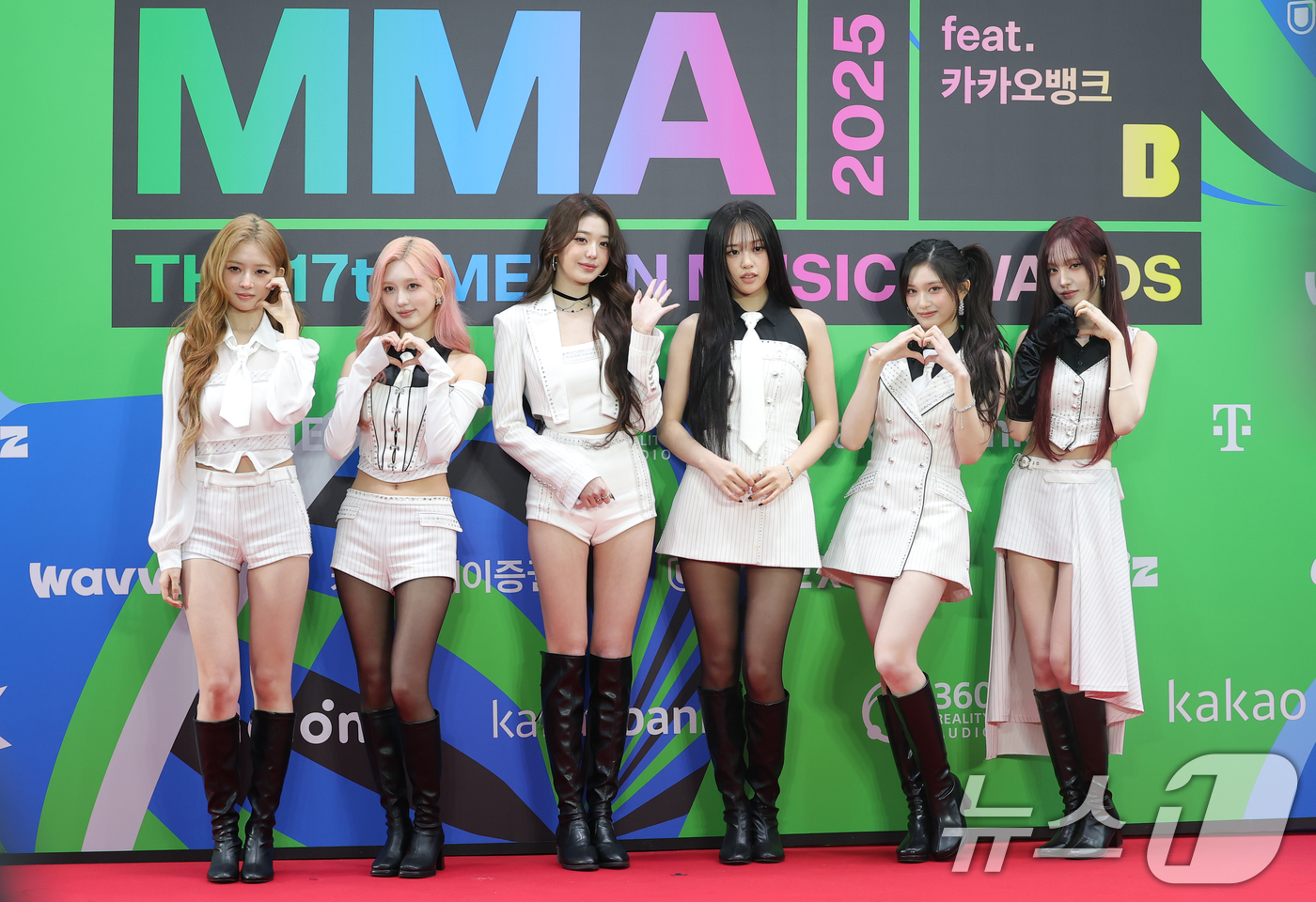 (서울=뉴스1) 권현진 기자 = 그룹 아이브의 레이(왼쪽부터)와 가을, 장원영, 안유진, 이서, 리즈가 20일 서울 구로구 고척스카이돔에서 열린 '2025 멜론뮤직어워드(MMA20 …