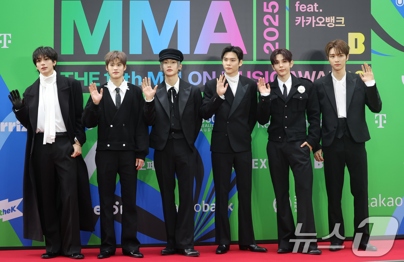 (서울=뉴스1) 권현진 기자 = 그룹 라이즈 앤톤(왼쪽부터)과 소희, 원빈, 은석, 쇼타로, 성찬이 20일 서울 구로구 고척스카이돔에서 열린 '2025 멜론뮤직어워드(MMA2025 …