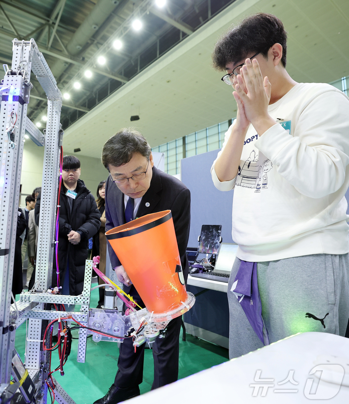 (서울=뉴스1) = 정근식 서울시교육감이 20일 오후 서울 도봉구 덕성여대에서 열린 '제1회 서울 직업계고 학생 로봇대회(SSRC)'에서 학생들이 만든 로봇을 살펴보고 있다. (서 …