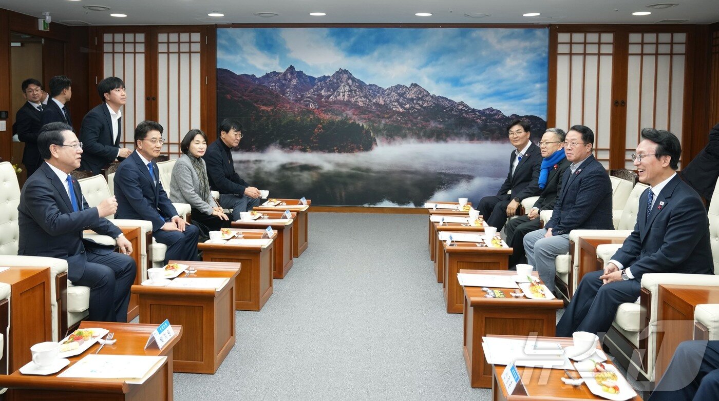 본문 이미지 - 김영록 전라남도지사가 20일 도청 김대중강당에서 열리는 ‘K-국정설명회’ 특별강연을 위해 내방한 김민석 국무총리와 환담을 나누고 있다.(전남도 제공. 재판매 및 DB금지) 2025.12.20/뉴스1