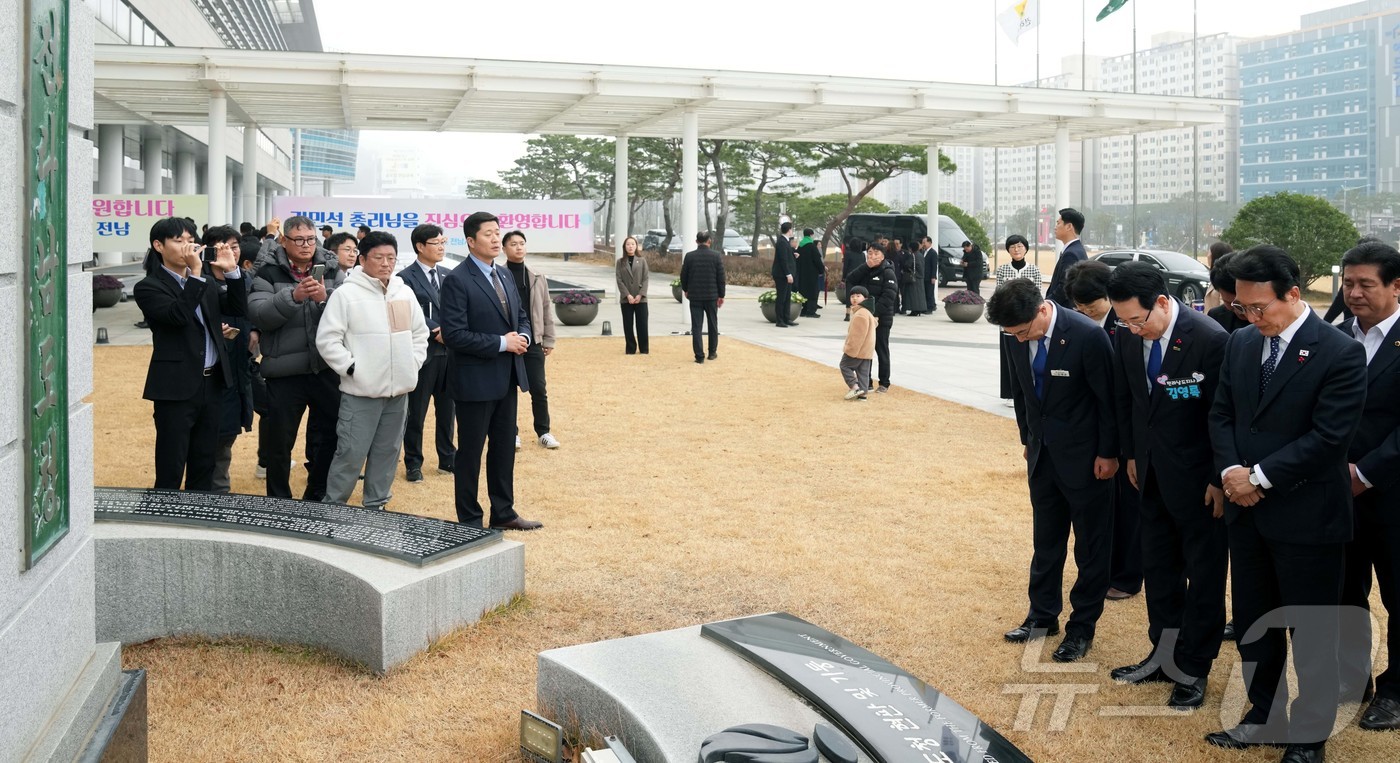 (무안=뉴스1) 전원 기자 = 김영록 전라남도지사가 20일 도청 김대중강당에서 열리는 ‘K-국정설명회’ 특별강연을 위해 내방한 김민석 국무총리에게 옛 전남도청 현판을 설명한 뒤 묵 …