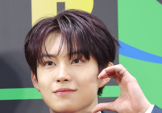 건우, 사랑스러운 볼 하트