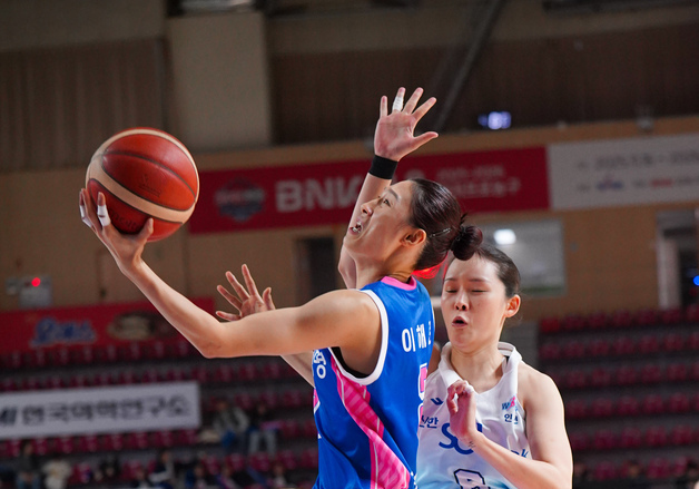 '이해란 32득점' 삼성생명, 연장 끝 신한은행 꺾고 3연패 탈출