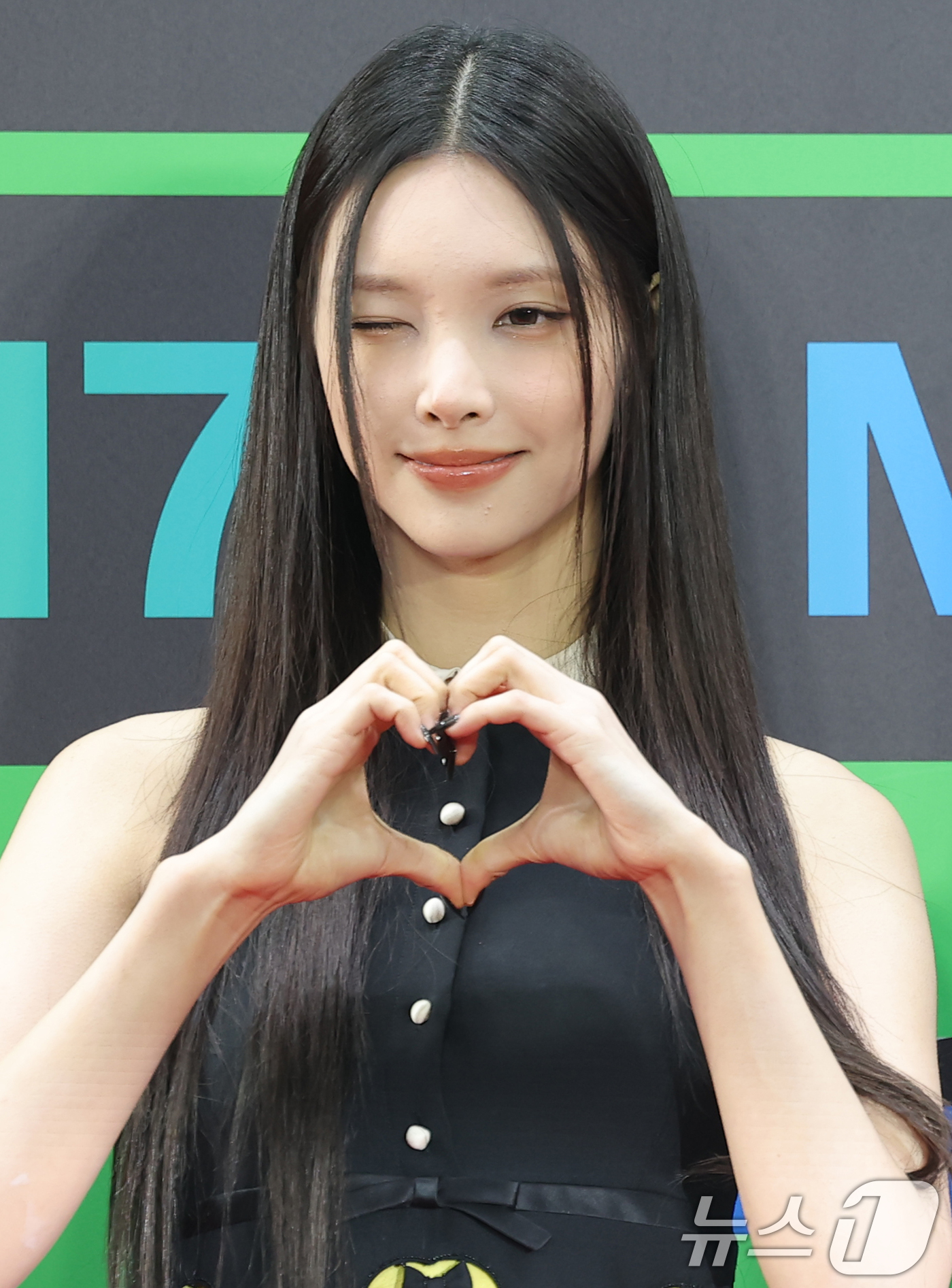 (서울=뉴스1) 권현진 기자 = 그룹 아일릿 윤아가 20일 서울 구로구 고척스카이돔에서 열린 '2025 멜론뮤직어워드(MMA2025)' 레드카펫 행사에 참석해 포즈를 취하고 있다. …