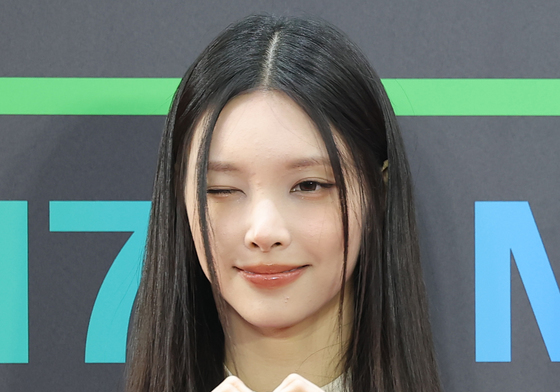 아일릿 윤아, 윙크 플러팅