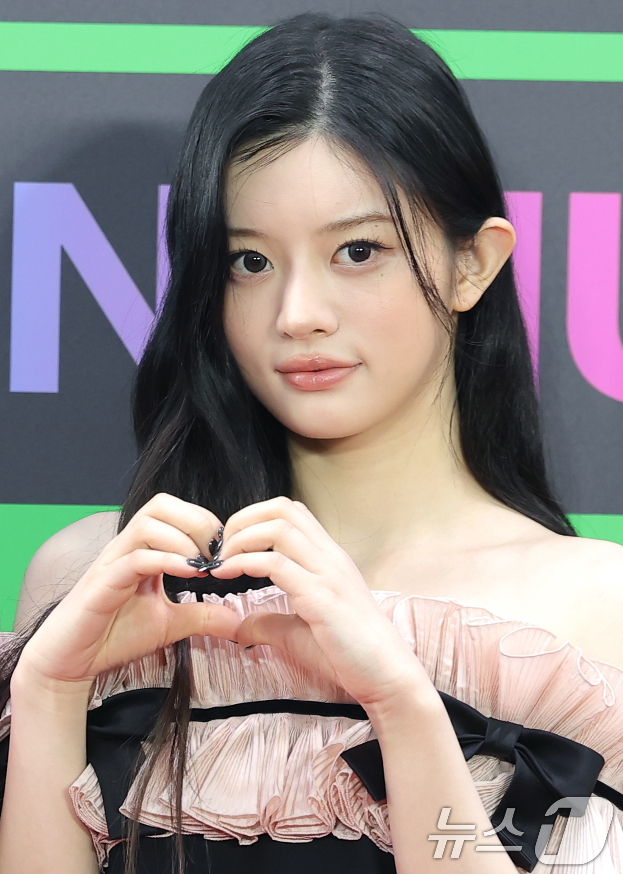 (서울=뉴스1) 권현진 기자 = 그룹 아일릿 민주가 20일 서울 구로구 고척스카이돔에서 열린 '2025 멜론뮤직어워드(MMA2025)' 레드카펫 행사에 참석해 포즈를 취하고 있다. …