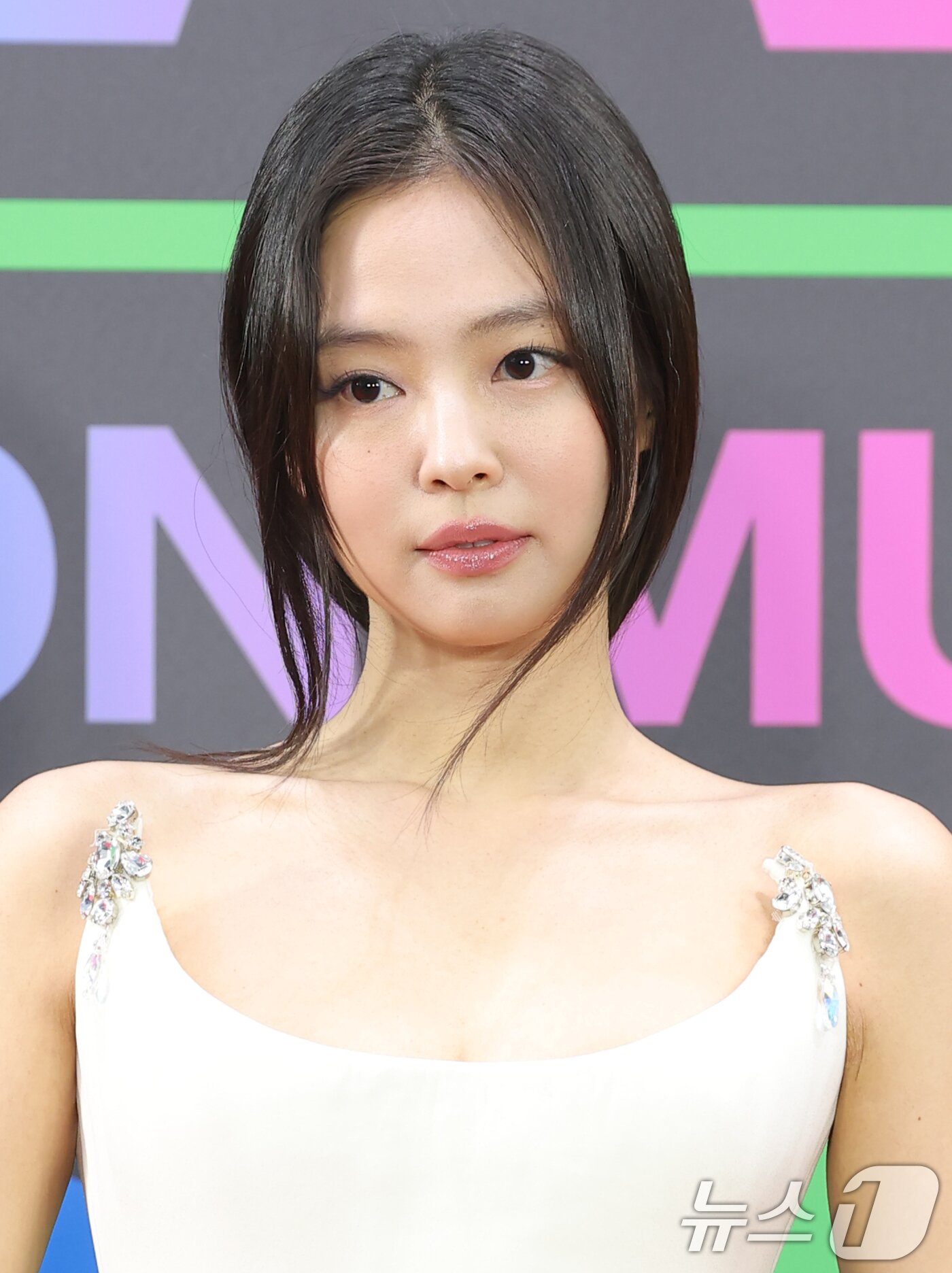 본문 이미지 - 블랙핑크 제니가 20일 서울 구로구 고척스카이돔에서 열린 '2025 멜론뮤직어워드(MMA2025)' 레드카펫 행사에 참석해 포즈를 취하고 있다. 2025.12.20/뉴스1 ⓒ News1 권현진 기자