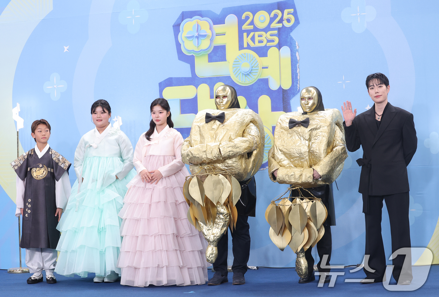 (서울=뉴스1) 권현진 기자 = 이동국의 자녀 이설아, 이수아, 이시안, 황오동 금귀걸이, 레오제이가 20일 서울 영등포구 KBS홀에서 열린 ‘2025 KBS 연예대상’에 참석해 …