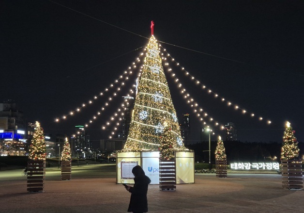 "패딩 대신 가벼운 옷차림으로 산책"… '따뜻한 연말' 태화강 국가정원
