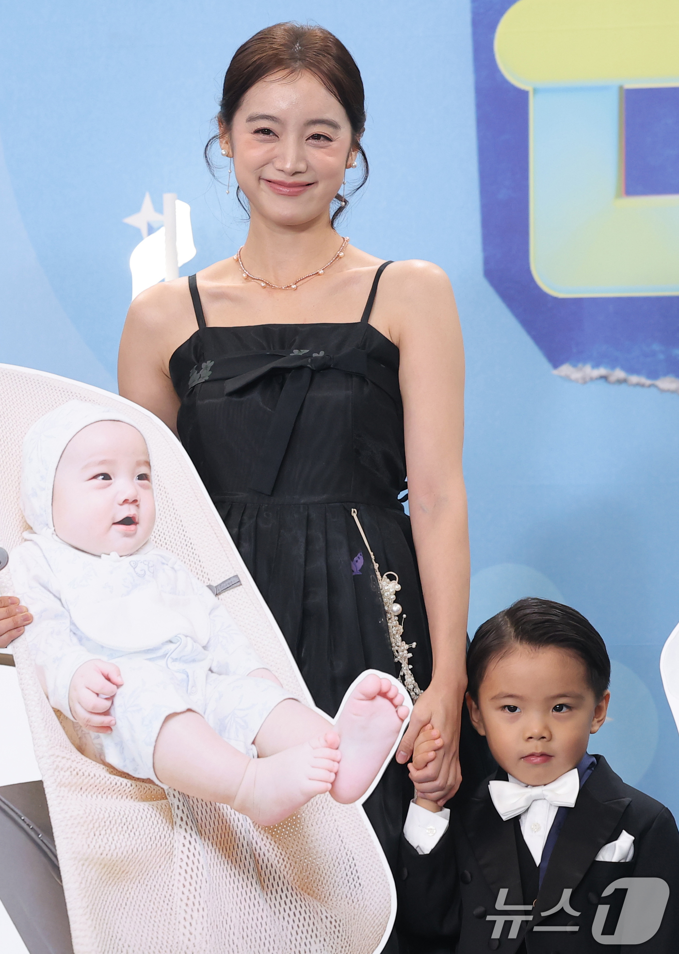 (서울=뉴스1) 권현진 기자 = ‘슈퍼맨이 돌아왔다’ 우혜림이 20일 서울 영등포구 KBS홀에서 열린 ‘2025 KBS 연예대상’에 참석해 아들 신시우와 함께 포즈를 취하고 있다. …