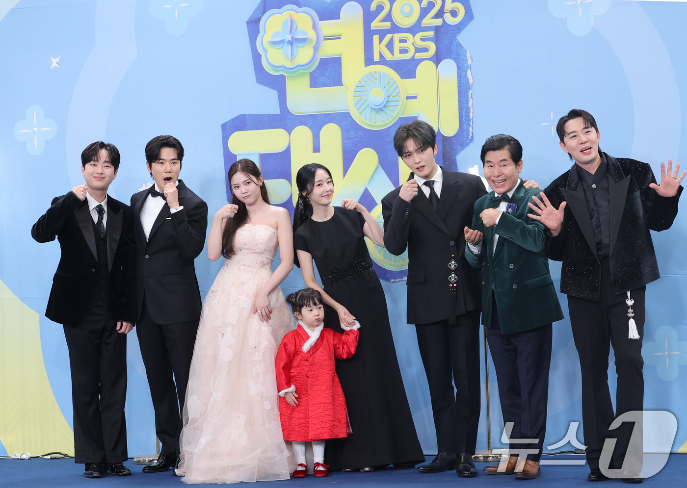 (서울=뉴스1) 권현진 기자 = ‘신상출시 편스토랑’ 이찬원(왼쪽부터)과 김강우, 효정, 이정현, 김재중, 이연복, 붐이 20일 서울 영등포구 KBS홀에서 열린 ‘2025 KBS …