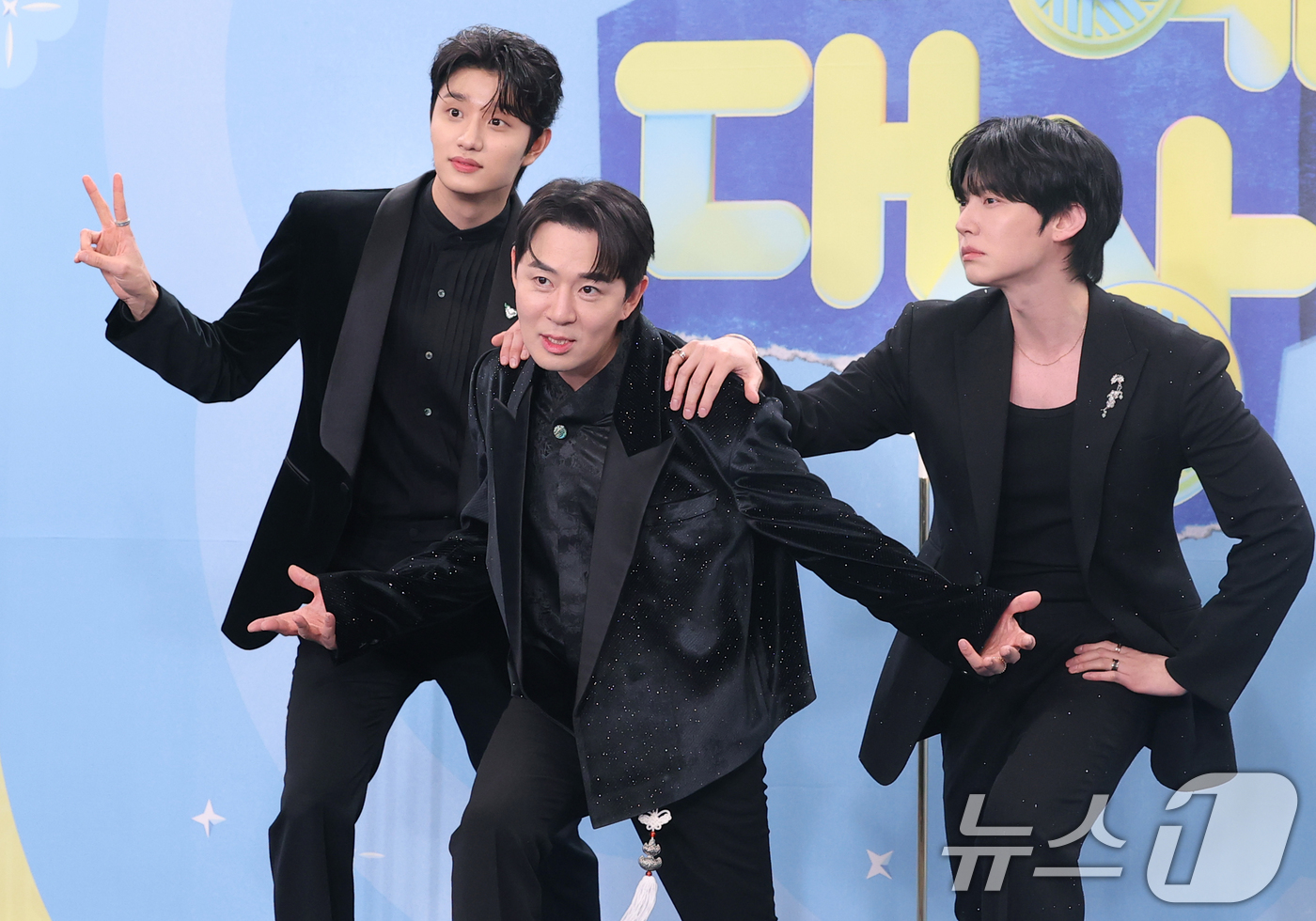 (서울=뉴스1) 권현진 기자 = ‘가는정오는정 이민정’ 김재원(왼쪽부터)과 붐, 안재현이 20일 서울 영등포구 KBS홀에서 열린 ‘2025 KBS 연예대상’에 참석해 포즈를 취하고 …