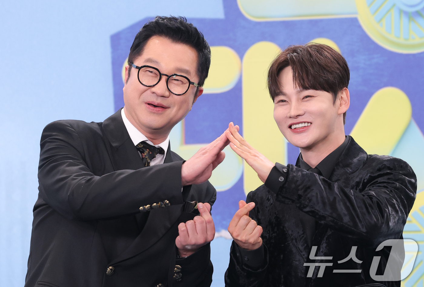 (서울=뉴스1) 권현진 기자 = ‘살림남’ 지상렬과 박서진(오른쪽)이 20일 서울 영등포구 KBS홀에서 열린 ‘2025 KBS 연예대상’에 참석해 포즈를 취하고 있다. 2025.1 …