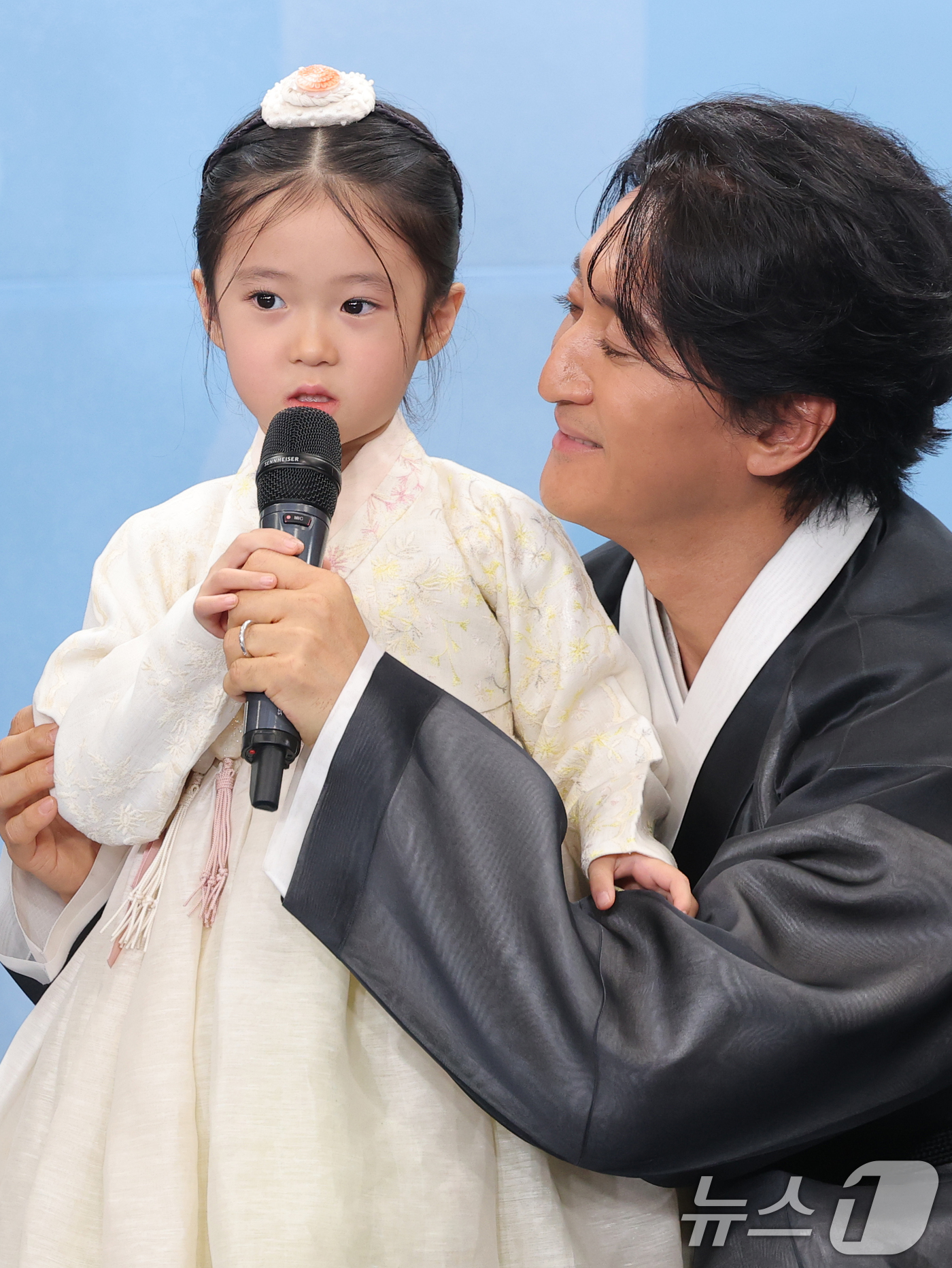 (서울=뉴스1) 권현진 기자 = ‘공부와 놀부’ 신현준이 20일 서울 영등포구 KBS홀에서 열린 ‘2025 KBS 연예대상’에  딸 민서와 함께 참석해 인사를 하고 있다. 2025 …