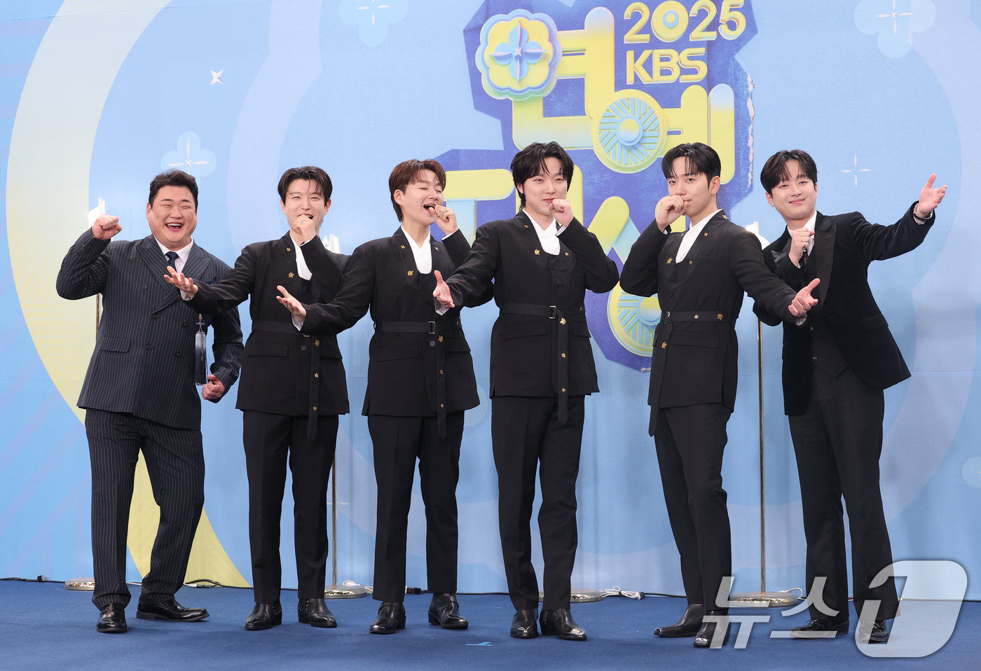 (서울=뉴스1) 권현진 기자 = ‘불후의 명곡’ 김준현(왼쪽부터)과 포레스텔라 배두훈, 조민규, 강형호, 고우림, 이찬원이 20일 서울 영등포구 KBS홀에서 열린 ‘2025 KBS …