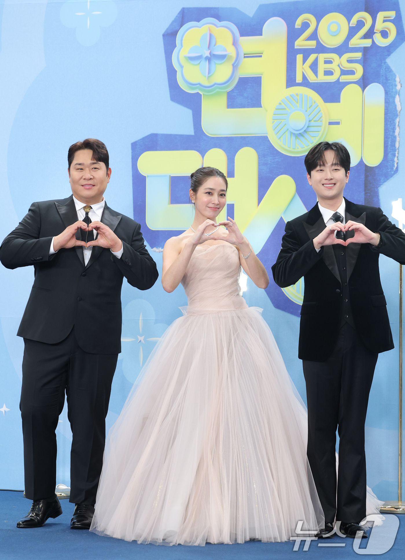 (서울=뉴스1) 권현진 기자 = MC 문세윤(왼쪽부터)과 이민정, 이찬원이 20일 서울 영등포구 KBS홀에서 열린 ‘2025 KBS 연예대상’에 참석해 포즈를 취하고 있다. 202 …