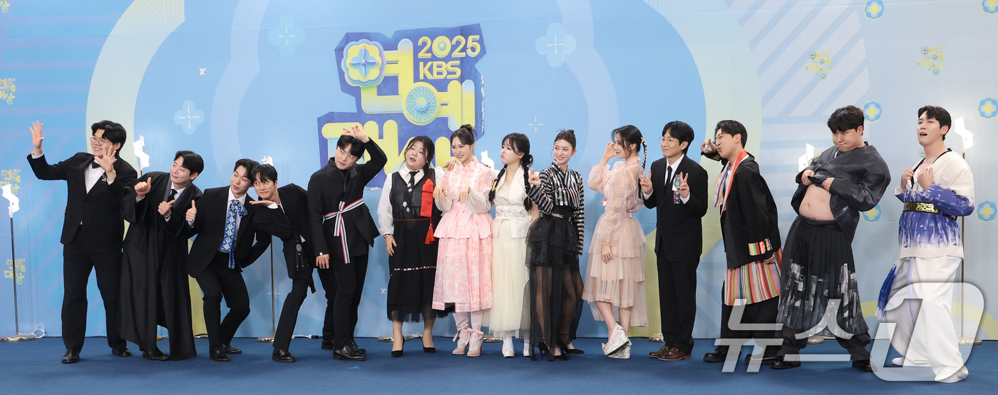 (서울=뉴스1) 권현진 기자 = ‘개그콘서트’ 34기 신인(강명선, 강주원, 김가은, 손유담, 서성경, 서유기, 손민경, 유연조, 안현우, 어영진 윤재웅, 조진형, 한수찬, 황혜선 …