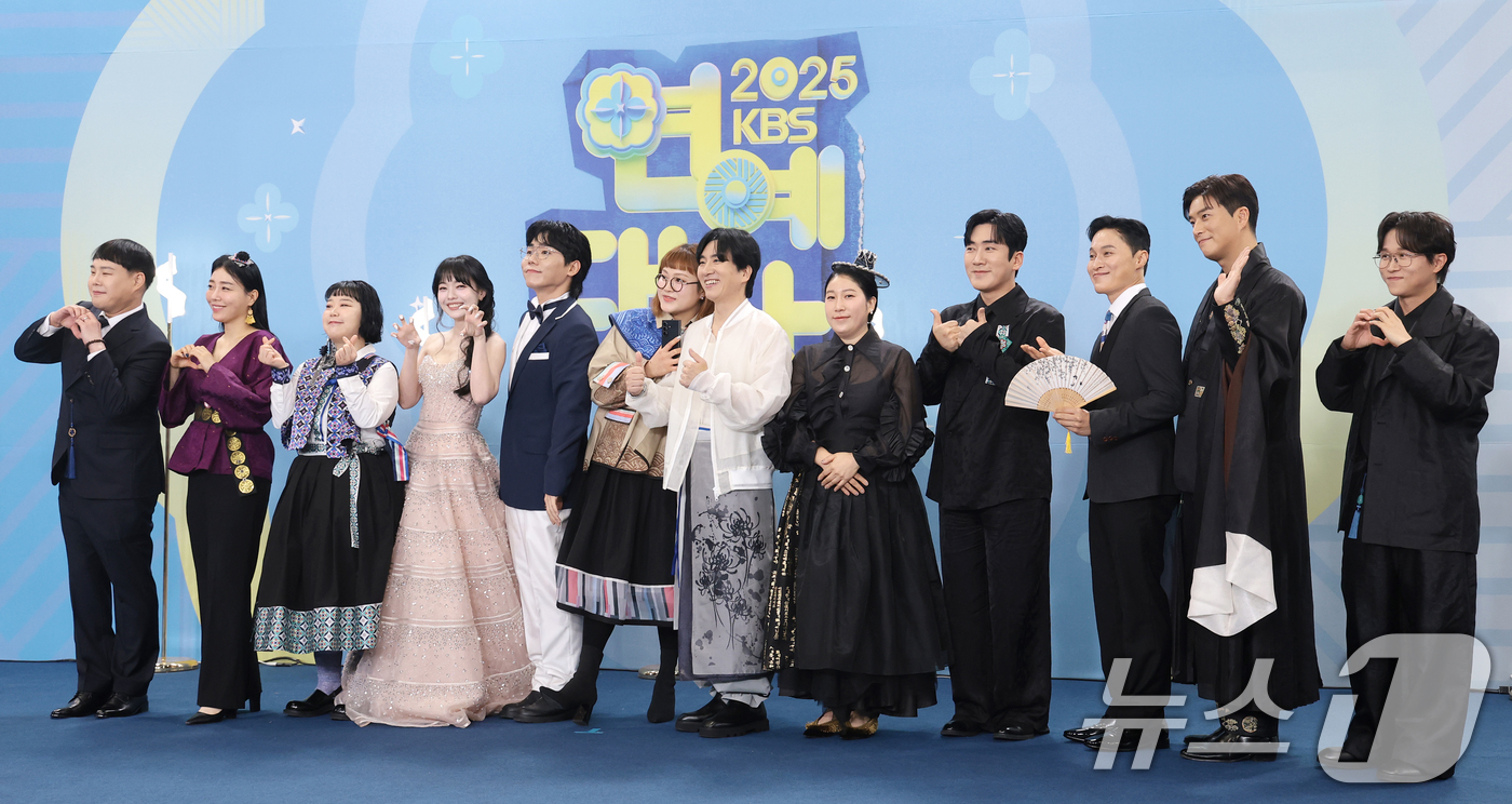 (서울=뉴스1) 권현진 기자 = ‘개그콘서트’ 송병철, 박성광, 송준근, 정범균, 김영희, 이상훈, 신윤승, 송피리근, 박은영, 조수연, 윤승현, 나현영, 이수경이 20일 서울 영 …