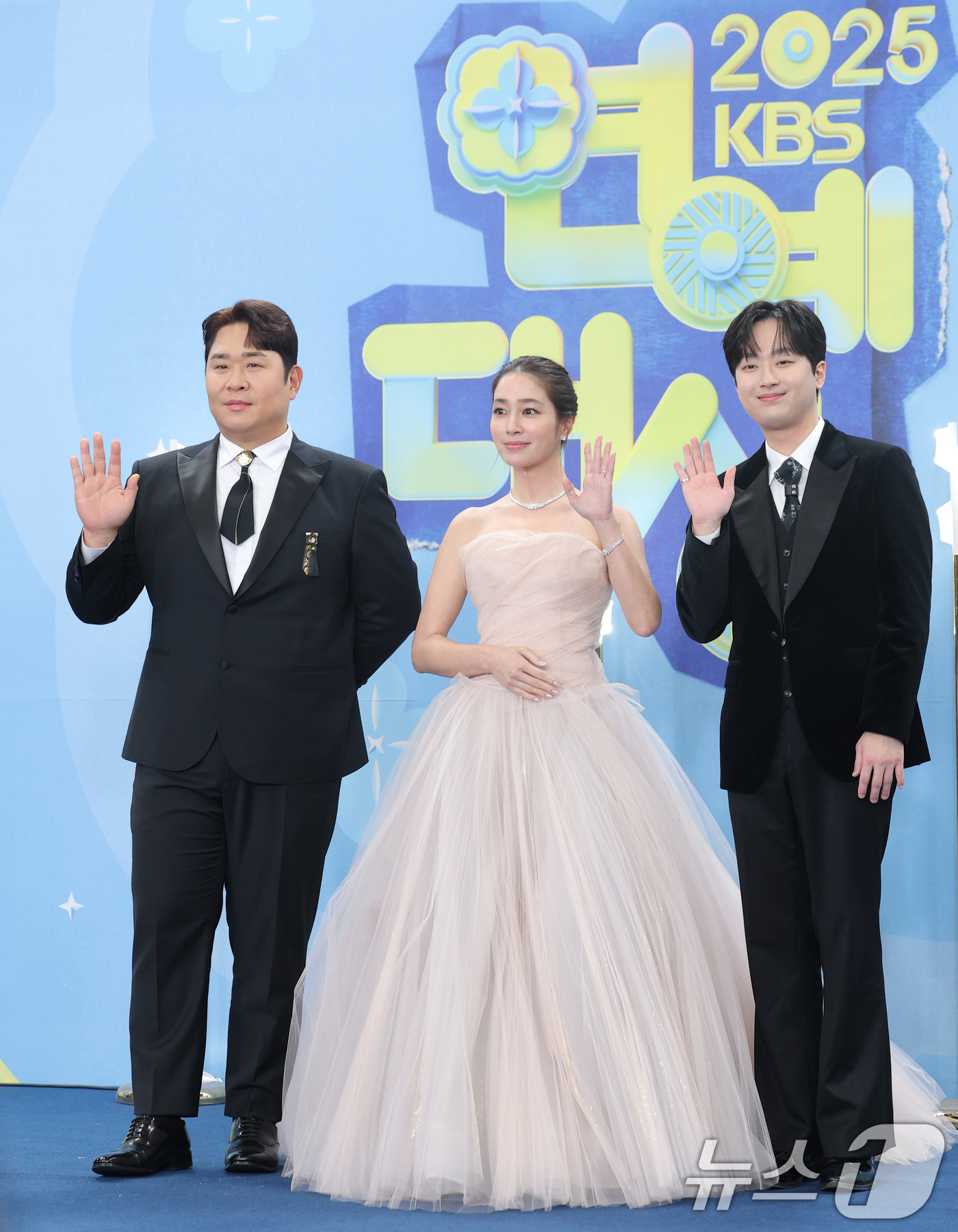 (서울=뉴스1) 권현진 기자 = MC 문세윤(왼쪽부터)과 이민정, 이찬원이 20일 서울 영등포구 KBS홀에서 열린 ‘2025 KBS 연예대상’에 참석해 포즈를 취하고 있다. 202 …
