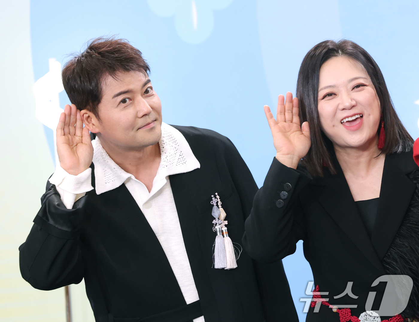 (서울=뉴스1) 권현진 기자 = ‘사장님 귀는 당나귀 귀’ 전현무와 김숙(오른쪽)이 20일 서울 영등포구 KBS홀에서 열린 ‘2025 KBS 연예대상’에 참석해 포즈를 취하고 있다 …