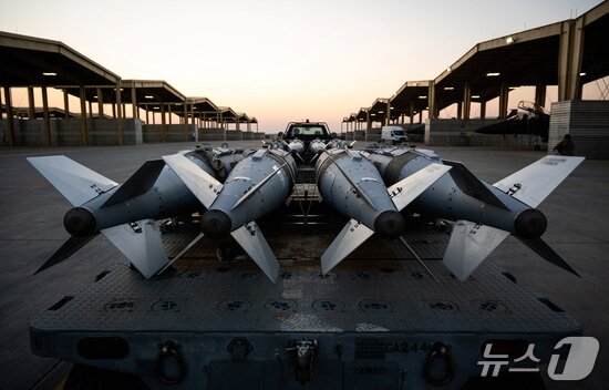 본문 이미지 - 미국 공군이 19일(현지시간) 중앙사령부 책임구역 내에서 F-15E 스트라이크 이글에 GBU-31 탄약을 탑재할 준비를 하고 있다. 2025.12.19 ⓒ 로이터=뉴스1 ⓒ News1 김경민 기자