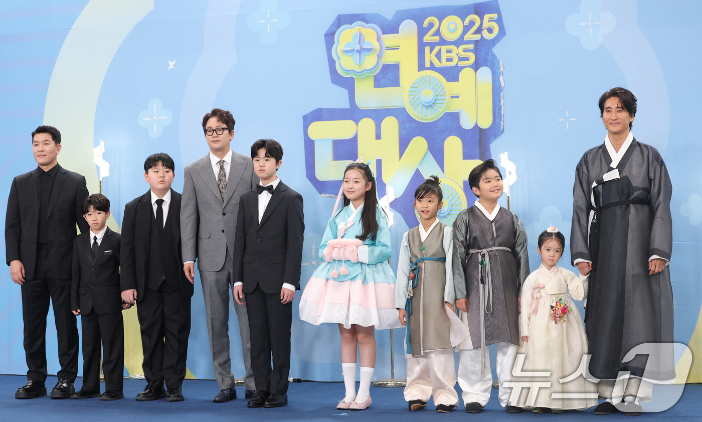 (서울=뉴스1) 권현진 기자 = ‘공부와 놀부’ 김병현, 김정태, 신현준 가족과 이수연(왼쪽 여섯번째)이 20일 서울 영등포구 KBS홀에서 열린 ‘2025 KBS 연예대상’에 참석 …