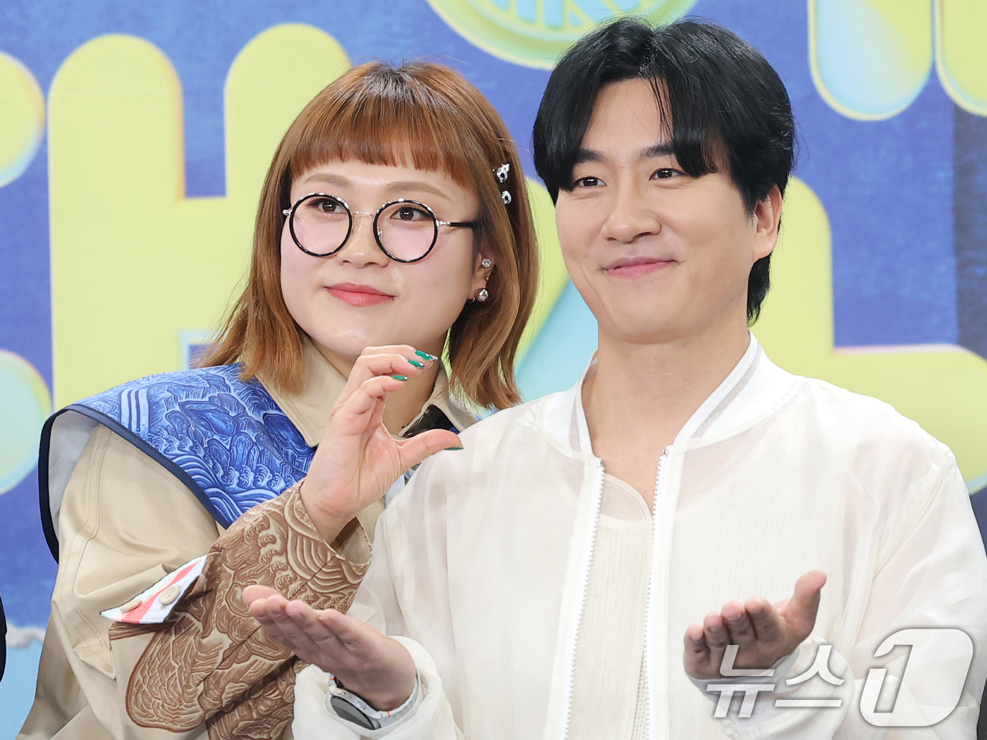 (서울=뉴스1) 권현진 기자 = '개그콘서트' 조수연, 신윤승(오른쪽)이 20일 서울 영등포구 KBS홀에서 열린 ‘2025 KBS 연예대상’에 참석해 포즈를 취하고 있다. 2025 …