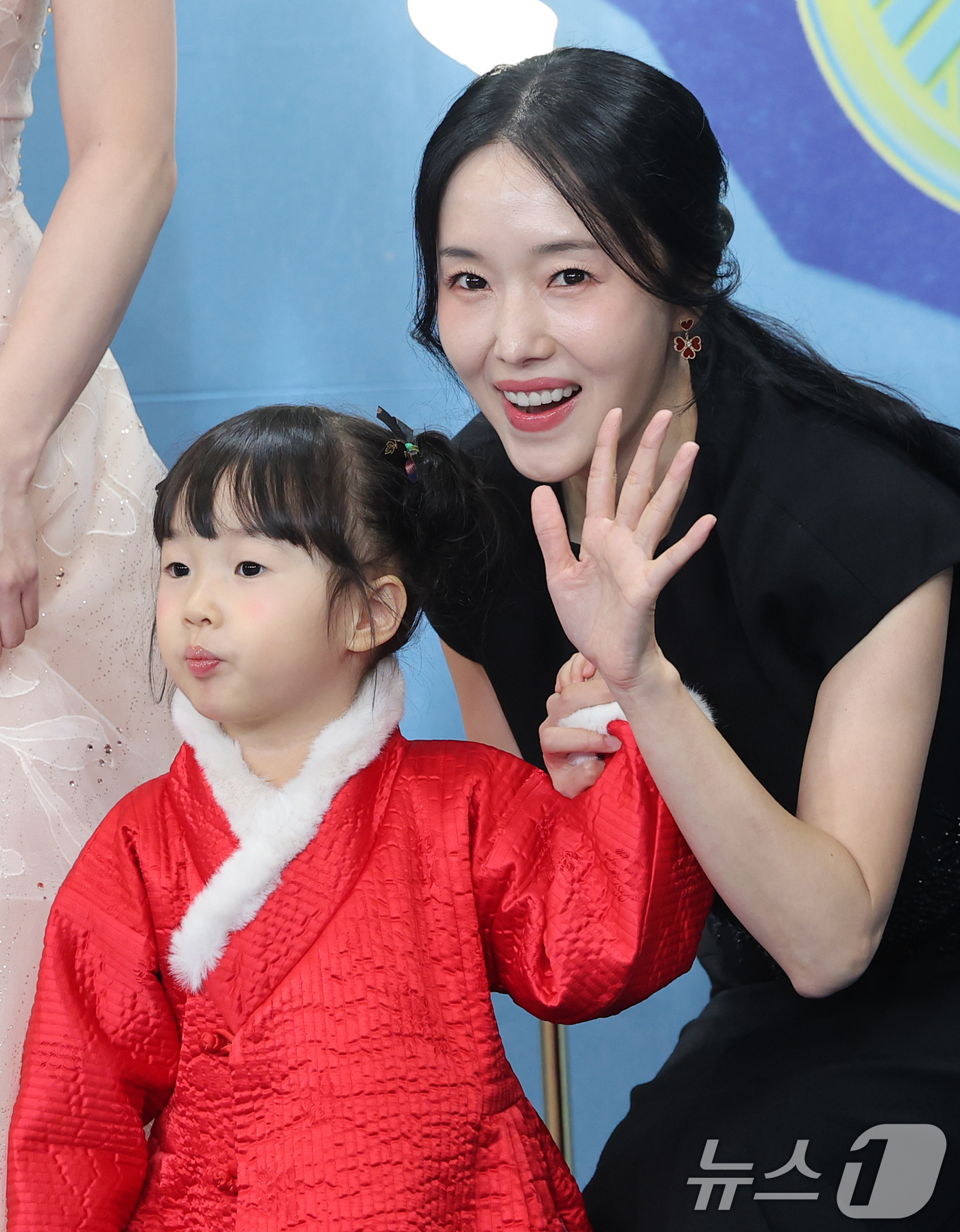 (서울=뉴스1) 권현진 기자 = 가수 이정현이 20일 서울 영등포구 KBS홀에서 열린 ‘2025 KBS 연예대상’에 딸과 함께 참석해 미소를 짓고 있다. 2025.12.20/뉴스1 …