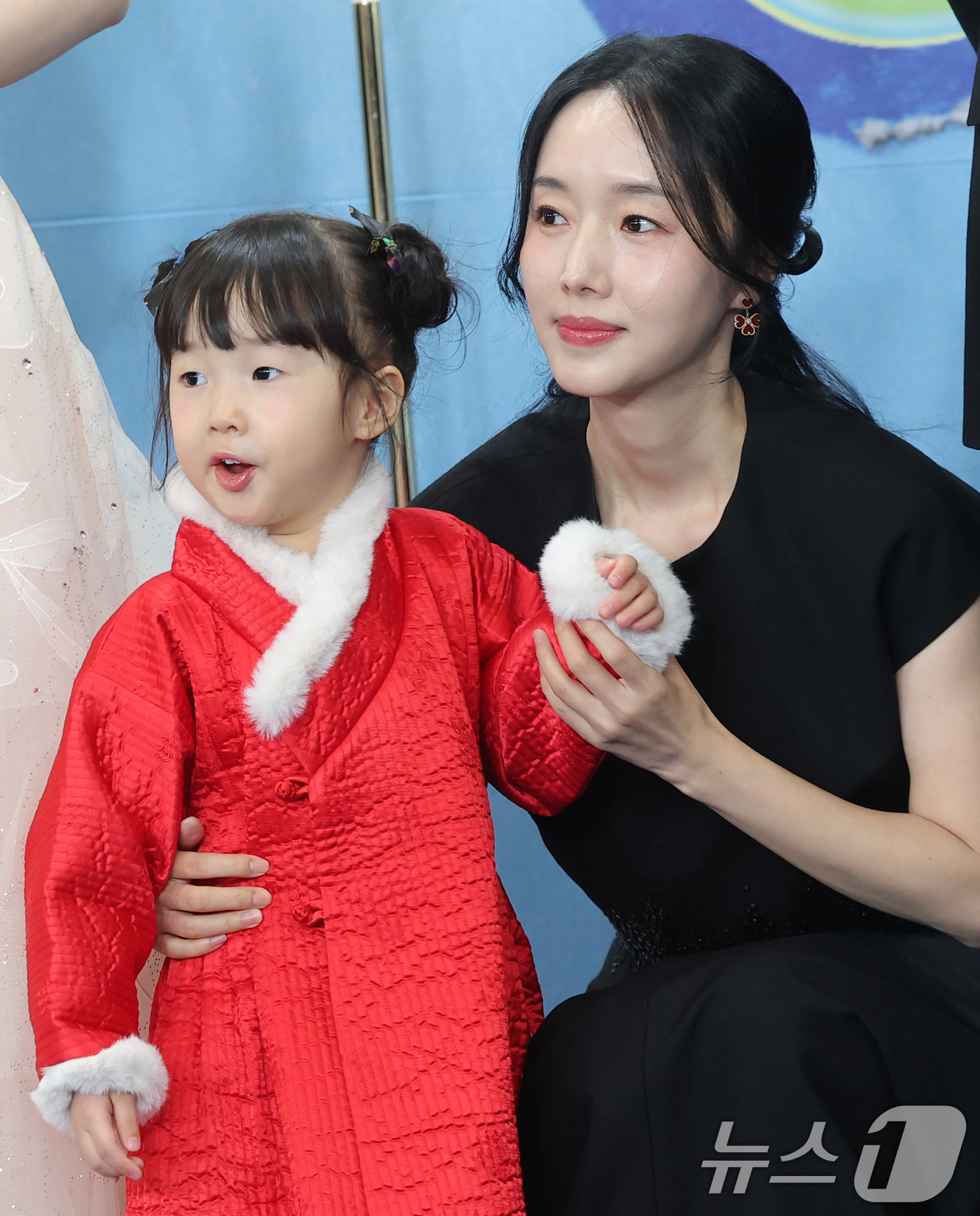 (서울=뉴스1) 권현진 기자 = 가수 이정현이 20일 서울 영등포구 KBS홀에서 열린 ‘2025 KBS 연예대상’에 딸과 함께 참석해 포즈를 취하고 있다. 2025.12.20/뉴스 …