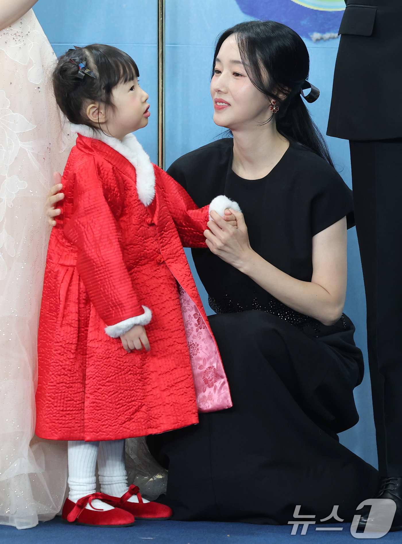 (서울=뉴스1) 권현진 기자 = 가수 이정현이 20일 서울 영등포구 KBS홀에서 열린 ‘2025 KBS 연예대상’에 딸과 함께 참석해 포즈를 취하고 있다. 2025.12.20/뉴스 …