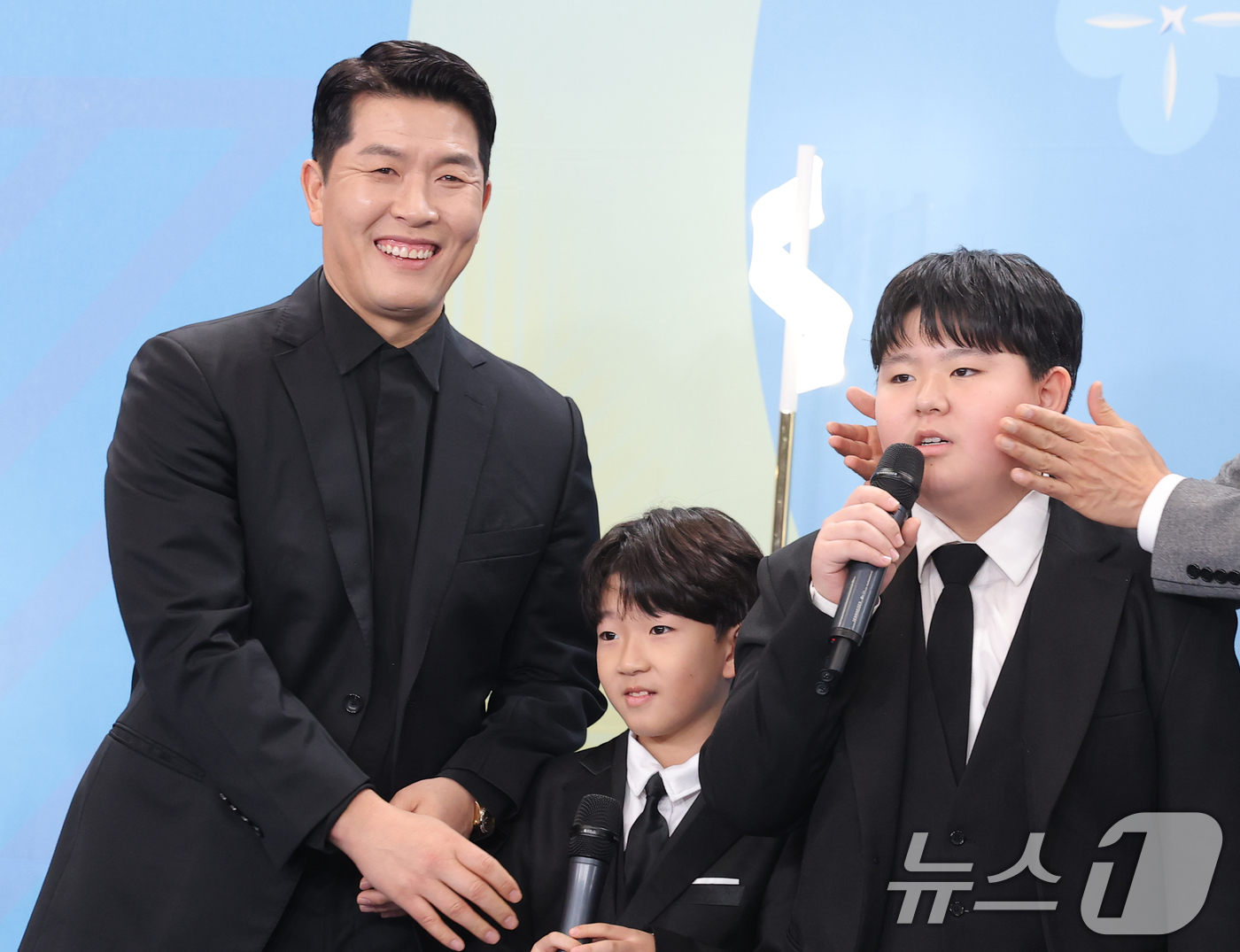 (서울=뉴스1) 권현진 기자 = ‘공부와 놀부’ 김병현이 20일 서울 영등포구 KBS홀에서 열린 ‘2025 KBS 연예대상’에 아들 태윤, 주성과 함께 포즈를 취하고 있다. 202 …