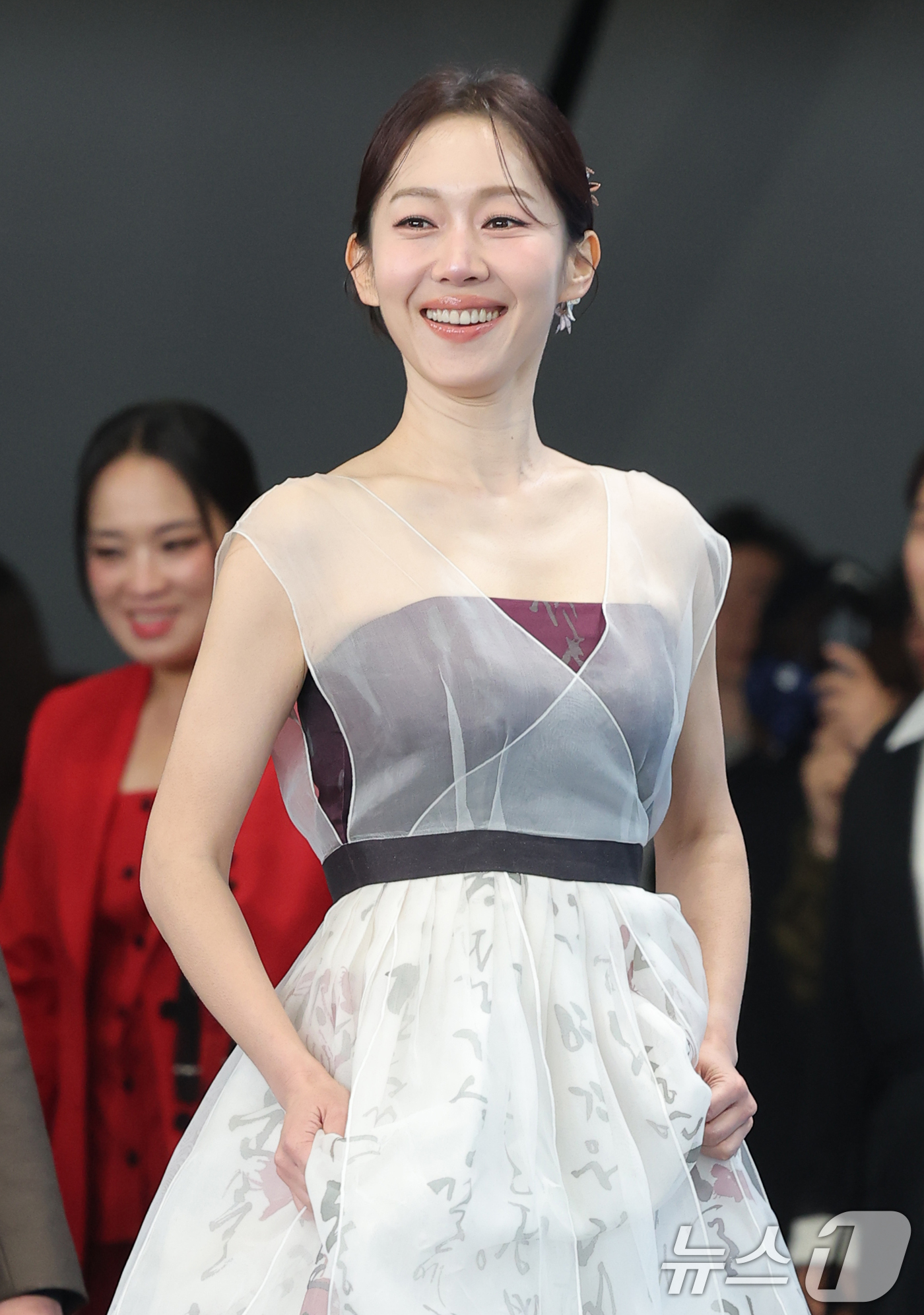 (서울=뉴스1) 권현진 기자 = 엄지인 아나운서가 20일 서울 영등포구 KBS홀에서 열린 ‘2025 KBS 연예대상’에 참석하고 있다. 2025.12.20/뉴스1