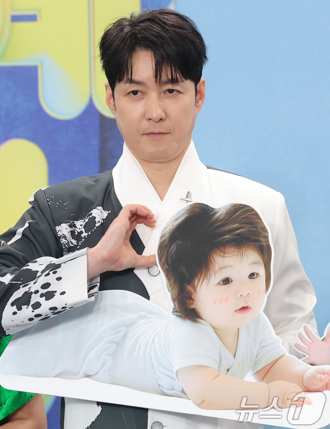 (서울=뉴스1) 권현진 기자 = ‘슈퍼맨이 돌아왔다’ 심형탁이 20일 서울 영등포구 KBS홀에서 열린 ‘2025 KBS 연예대상’ 블루카펫 행사에 참석해 포즈를 취하고 있다. 20 …