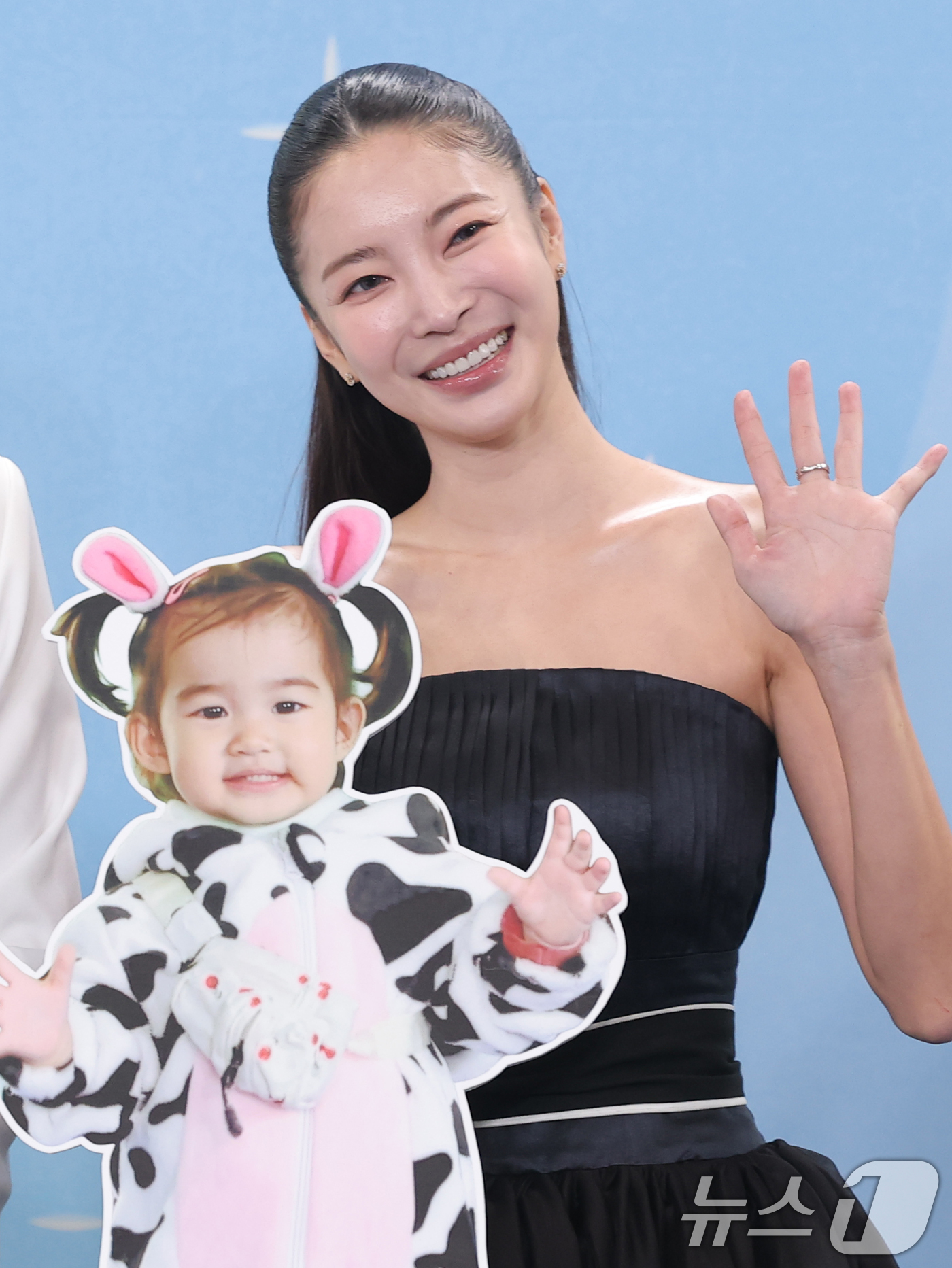 (서울=뉴스1) 권현진 기자 = ‘슈퍼맨이 돌아왔다’ 김윤지가 20일 서울 영등포구 KBS홀에서 열린 ‘2025 KBS 연예대상’ 블루카펫 행사에 참석해 포즈를 취하고 있다. 20 …