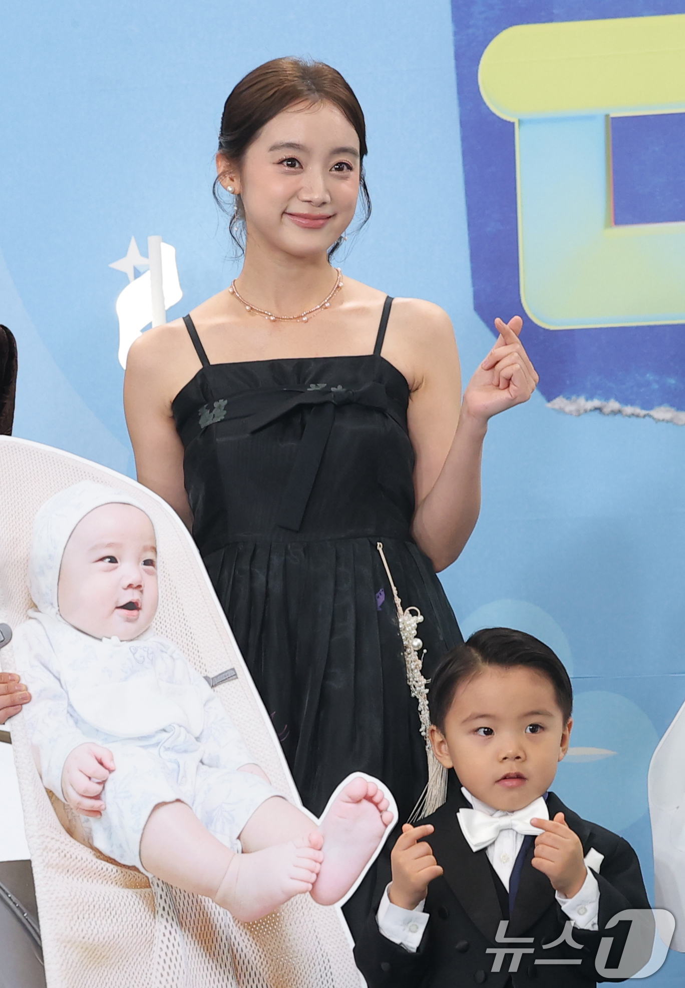 (서울=뉴스1) 권현진 기자 = ‘슈퍼맨이 돌아왔다’ 우혜림이 20일 서울 영등포구 KBS홀에서 열린 ‘2025 KBS 연예대상’에 참석해 아들 신시우와 함께 포즈를 취하고 있다. …