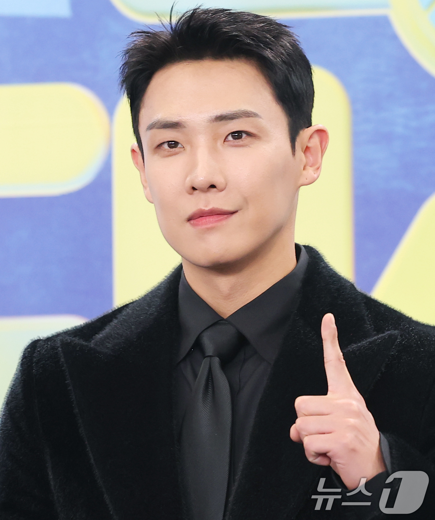 (서울=뉴스1) 권현진 기자 = '1박2일' 이준이 20일 서울 영등포구 KBS홀에서 열린 ‘2025 KBS 연예대상’에 참석해 아들 신시아와 함께 포즈를 취하고 있다. 2025. …