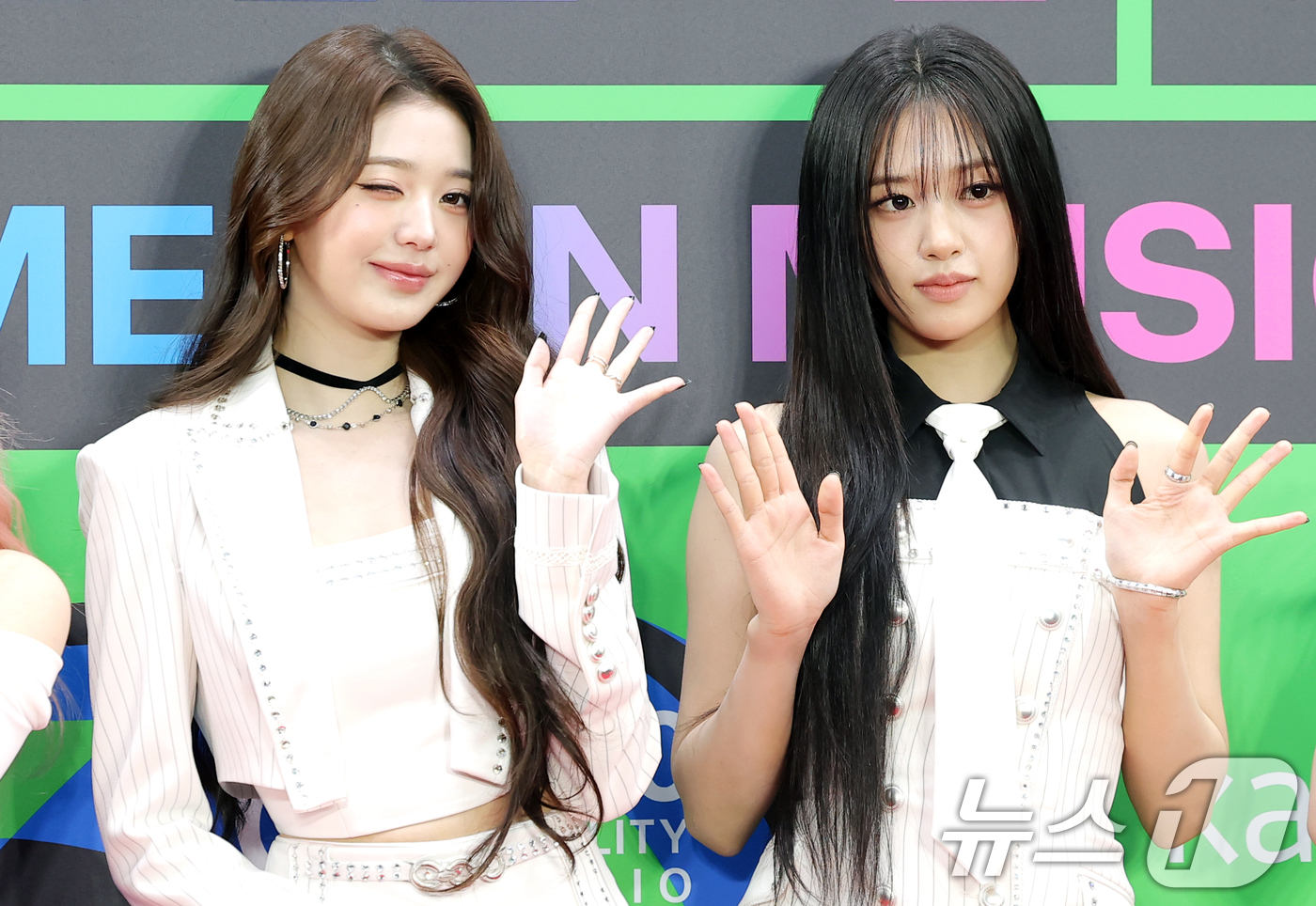 (서울=뉴스1) 권현진 기자 = 아이브 장원영, 안유진(오른쪽)이 20일 서울 구로구 고척스카이돔에서 열린 '2025 멜론뮤직어워드(MMA2025)' 레드카펫 행사에 참석해 포즈를 …